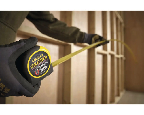 Svinovací meter Stanley Fatmax s magnetickým hákom v ruke