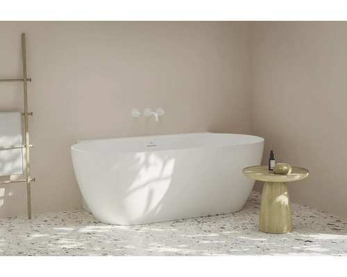 Kúpeľňa s voľne stojacou vaňou, rebríkovou policou a príručným stolíkom