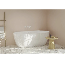 Voľne stojaca vaňa, držiak na uteráky a odkladací stolík v kúpeľni