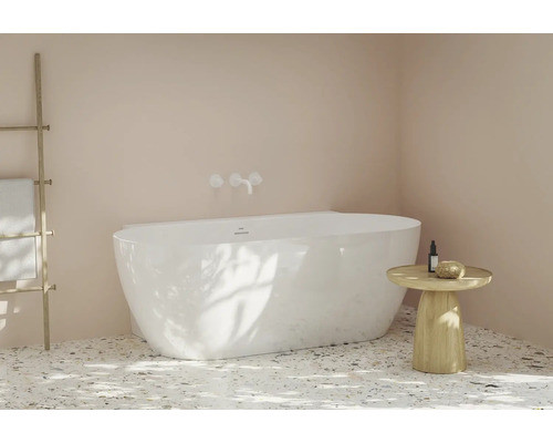 Voľne stojaca vaňa, držiak na uteráky a odkladací stolík v kúpeľni