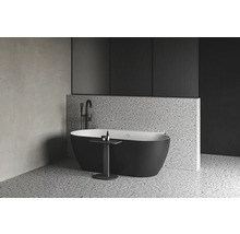 Kúpeľňa s voľne stojacou vaňou, batériou a príručným stolíkom