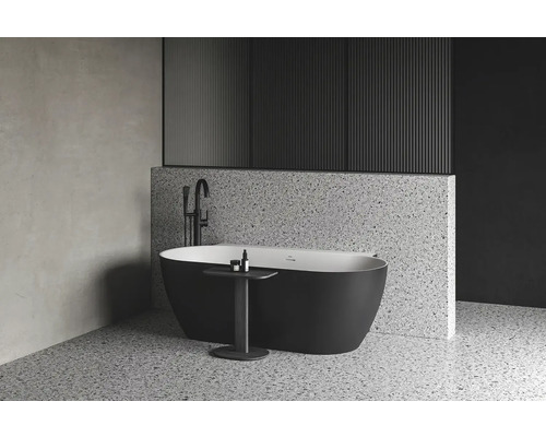 Kúpeľňa s voľne stojacou vaňou, batériou a príručným stolíkom