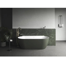 Moderná kúpeľňa s voľne stojacou vaňou, batériou a držiakom na uteráky