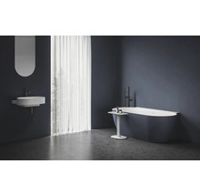 Kúpeľňa s vaňou, umývadlom a zrkadlom