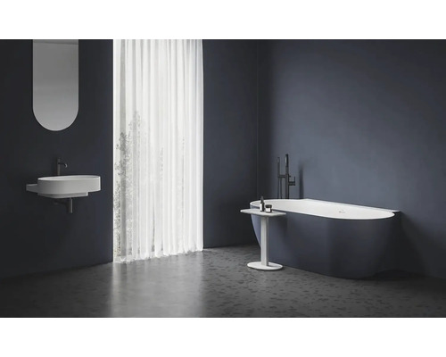 Kúpeľňa s vaňou, umývadlom a zrkadlom