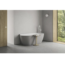 Kúpeľňa s voľne stojacou vaňou, batériou a odkladacím stolíkom s uterákmi