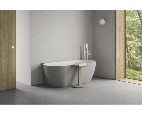 Kúpeľňa s voľne stojacou vaňou, batériou a odkladacím stolíkom s uterákmi