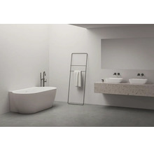 Svetlá kúpeľňa s vaňou, držiakom na uteráky, umývadlom a zrkadlom