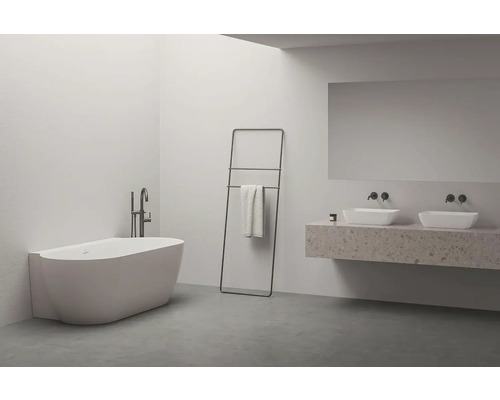 Svetlá kúpeľňa s vaňou, držiakom na uteráky, umývadlom a zrkadlom