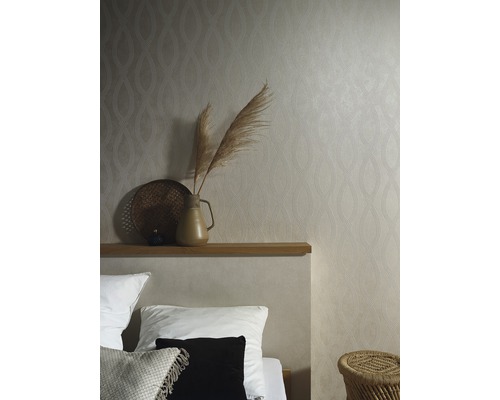 Spálňa so vzorovanou tapetou, posteľou, policou a dekoráciou