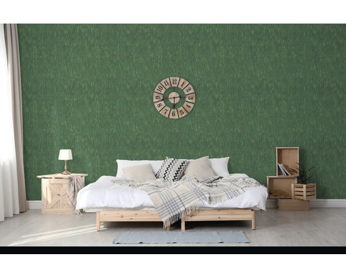 Spálňa s tapetou, posteľou a dekoráciami