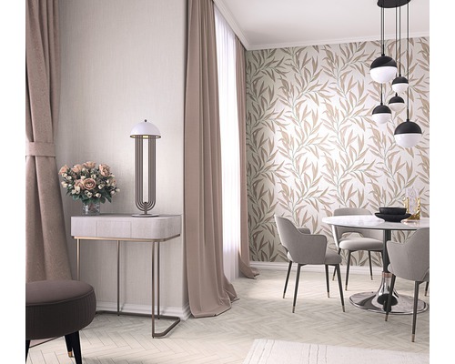 Svetlá jedáleň s jedálenským stolom, stoličkami, vázou s kvetmi a dekoratívnou tapetou.