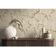 Dekoratívna tapeta s kvetinovým vzorom a štýlovým interiérom