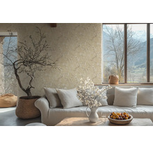 Obývacia izba s pohovkou, vankúšmi, stolom, vázou na kvety, izbovou rastlinou a kvetinovou tapetou pre útulnú atmosféru