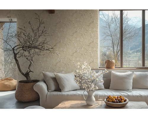 Obývacia izba s pohovkou, vankúšmi, stolom, vázou na kvety, izbovou rastlinou a kvetinovou tapetou pre útulnú atmosféru