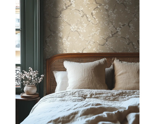 Spálňa s béžovou tapetou s kvetinovým vzorom a posteľou s vankúšmi