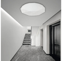 Stropné svietidlo v schodisku so schodiskom a výťahom