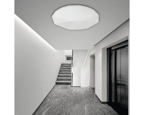 Stropné svietidlo v schodisku so schodiskom a výťahom