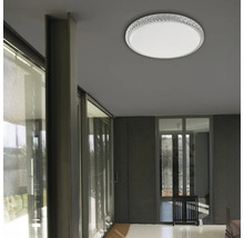 Pohľad na izbu s okrúhlym stropným svietidlom s krištáľovým okrajom