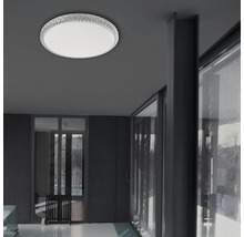 Stropné svietidlo v moderne navrhnutej izbe.