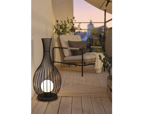 Dekoratívna vonkajšia kovová stojacia lampa s kreslom a rastlinami