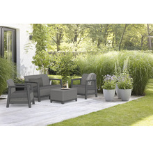 Záhradná sedacia súprava s pohovkou, kreslom a stolom na terase