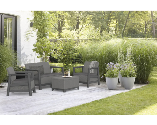 Záhradná sedacia súprava s pohovkou, kreslom a stolom na terase