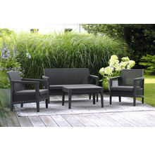 Súprava záhradného nábytku s dvoma stoličkami, pohovkou a stolom na terase