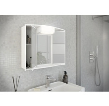 Moderná kúpeľňa s bielou zrkadlovou skrinkou nad umývadlom.