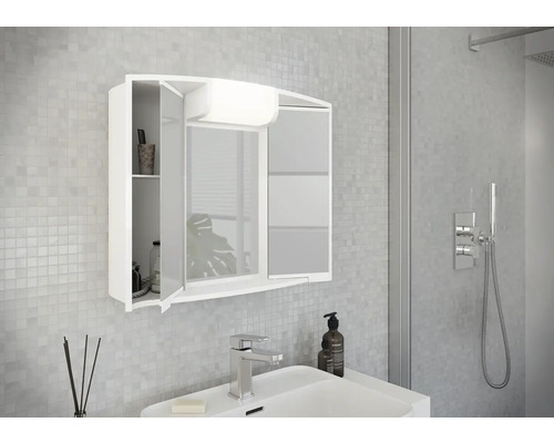 Moderná kúpeľňa s bielou zrkadlovou skrinkou nad umývadlom.