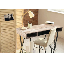 Svetlá pracovňa so stolom, stolnou lampou a stoličkou