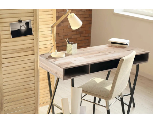 Svetlá pracovňa so stolom, stolnou lampou a stoličkou