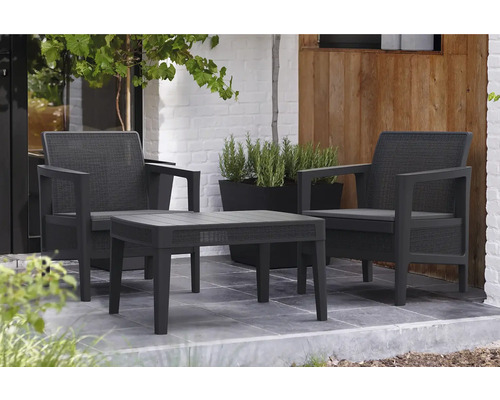 Záhradná sedacia súprava s dvoma stoličkami a stolom na terase.