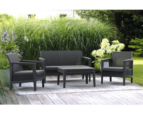 Záhradný nábytok pozostáva z lavičky, dvoch kresiel a stola v záhrade