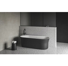 Voľne stojaca vaňa v modernej kúpeľni s terazzovou podlahou a stenou