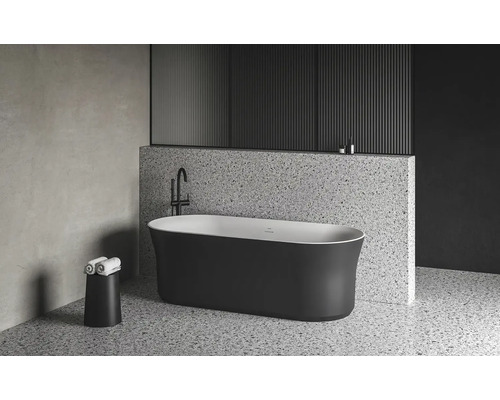 Voľne stojaca vaňa v modernej kúpeľni s terazzovou podlahou a stenou