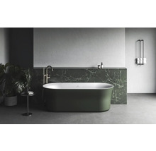 Voľne stojaca vaňa v kúpeľni s mramorovou policou a držiakom na uteráky