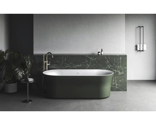 Voľne stojaca vaňa v kúpeľni s mramorovou policou a držiakom na uteráky