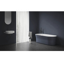 Moderná kúpeľňa s voľne stojacou vaňou, umývadlom a zrkadlom