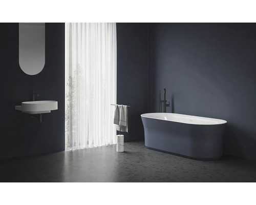 Moderná kúpeľňa s voľne stojacou vaňou, umývadlom a zrkadlom