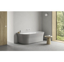 Moderná kúpeľňa s voľne stojacou vaňou, dreveným stolom a oknom