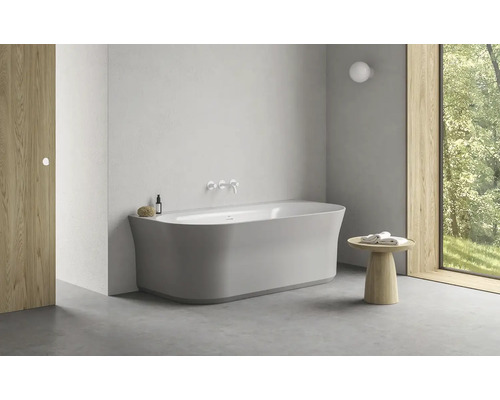 Moderná kúpeľňa s voľne stojacou vaňou, dreveným stolom a oknom