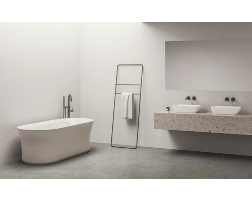 Kúpeľňa s voľne stojacou vaňou, držiakom na uteráky a umývadlovou skrinkou s dvoma umývadlami