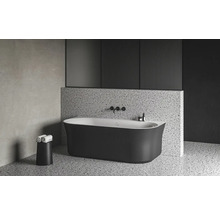 Voľne stojaca vaňa v modernej kúpeľni s teracovou podlahou a obkladom stien