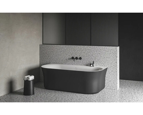 Voľne stojaca vaňa v modernej kúpeľni s teracovou podlahou a obkladom stien