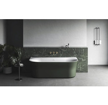 Voľne stojaca vaňa v svetlej kúpeľni s armatúrami a držiakom na uteráky.