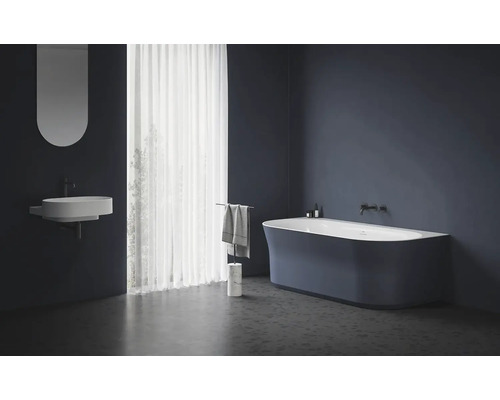 Kúpeľňa s voľne stojacou vaňou, umývadlom, zrkadlom a držiakom na uteráky