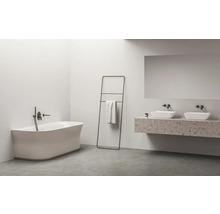 Svetlá kúpeľňa s vaňou, držiakom na uteráky, umývadlom a zrkadlom