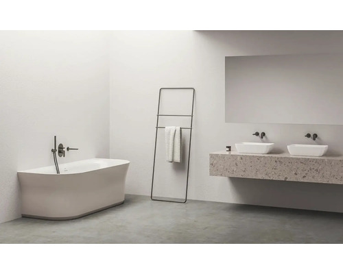 Svetlá kúpeľňa s vaňou, držiakom na uteráky, umývadlom a zrkadlom