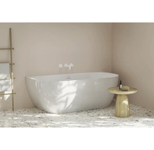 Kúpeľňa s voľne stojacou vaňou, držiakom na uteráky a príručným stolíkom